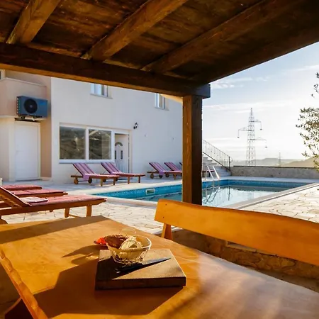 Villa Anabella Peaceful With Pool Klis